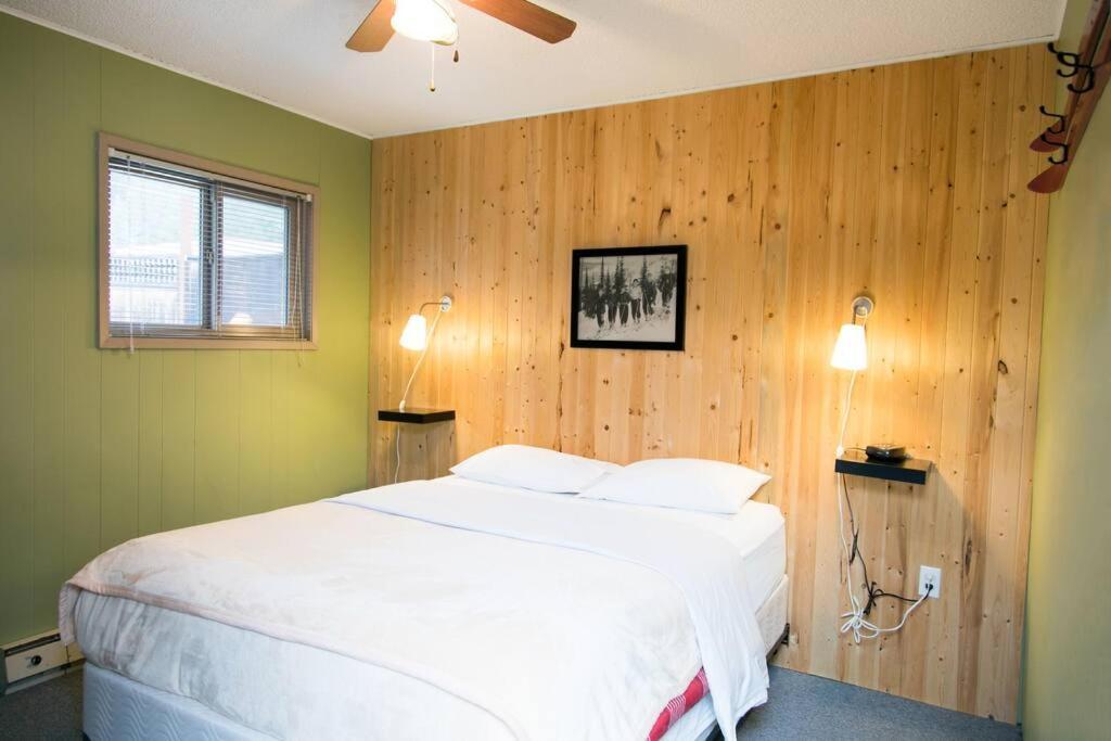 Lone Star Motel Rossland Exterior photo